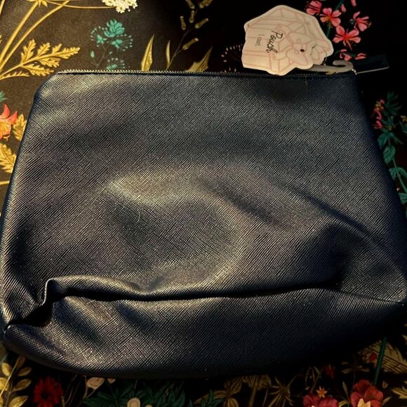 Navy Blue little accessory bag - Can be used for makeup, pens etc - NEW w/tag - Picture 1 of 5